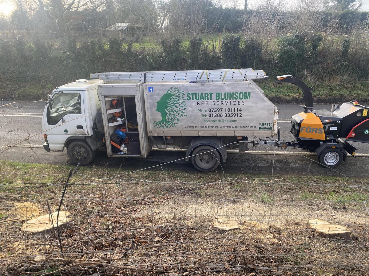 Stuart Blunsom of Worcestershire-based Stuart Blunsom Tree Services shared these photos of his 2001 Isuzu truck, hard at work &amp;  still going strong! 💪 

Stuart said: "It's a great bit of kit! In the arb world, Isuzu trucks are the best for tree work." 🌳 

#isuzutruck
