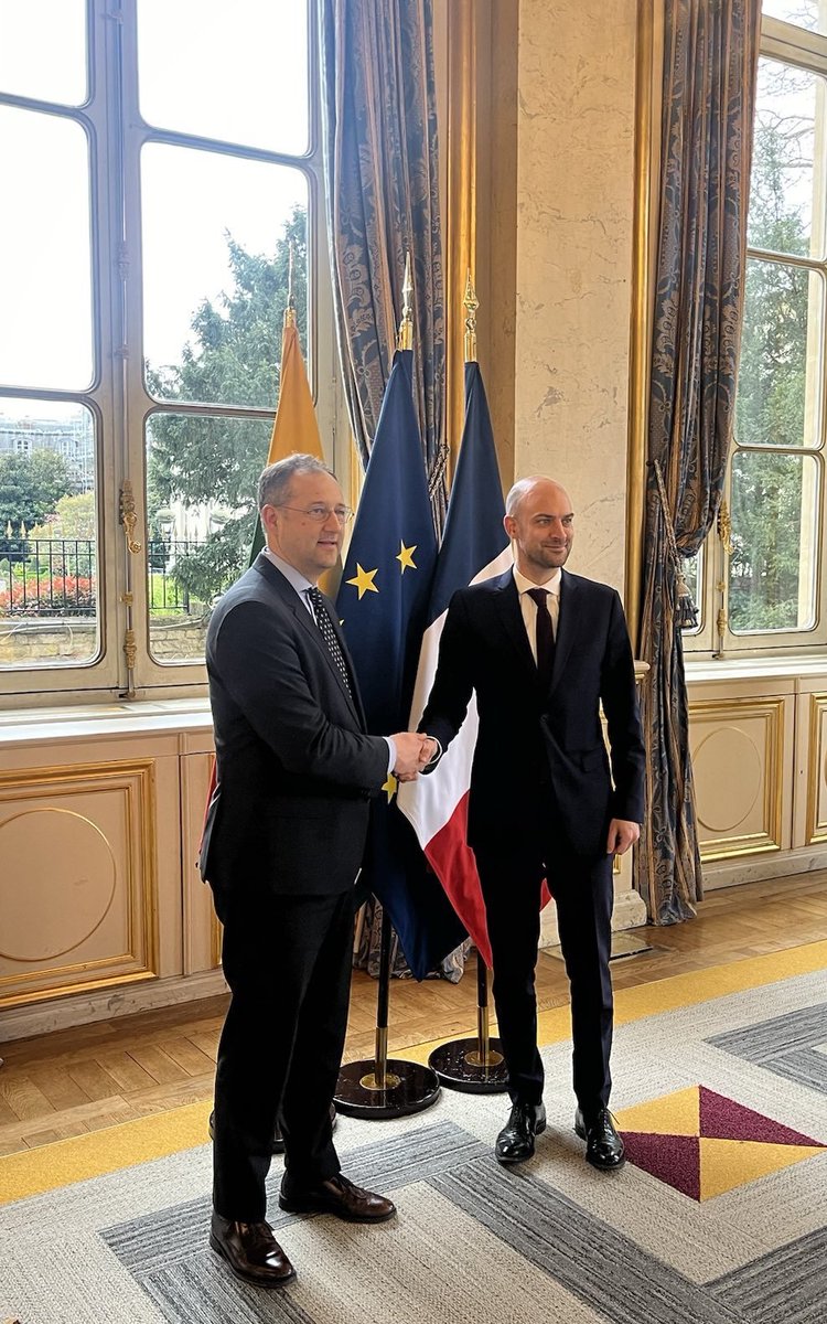 Lithuanian-French strategic partnership is much more than dynamic bilateral agenda. W/my colleague @jnbarrot we agreed that #EU is the best 'project' to ensure peace in Europe, help #Ukraine & make sanctions work to stop #Russia @jnbarrot merci beaucoup pour l'accueil à Paris!