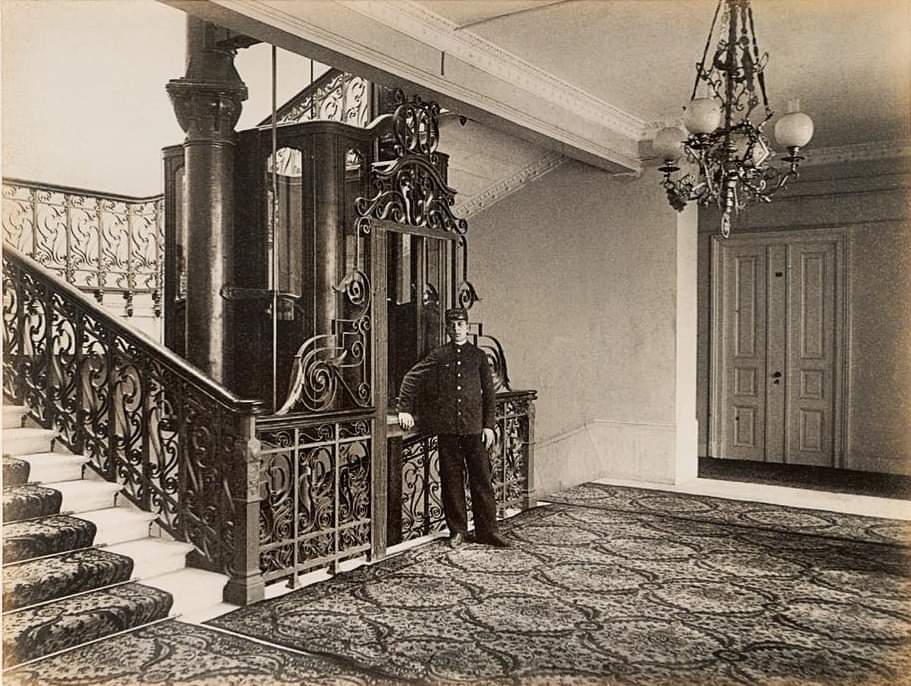 tarihenstitu's tweet photo. Avrupada ilk asansör Eyfel'e, ikincisi İstanbul Perapalas'a yapılmış..1892 https://t.co/R96VMsit3m