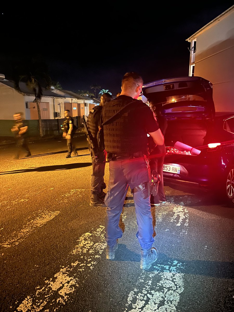 vlamballe's tweet photo. #PlaceNette 17 opé gendarmerie cette nuit sur toute Gp. 
Pas moins de 243 gendarmes, hélico, fraudes, moto, cyno, GM, nautique, douanes... Réquisitions parquets, préfet présent.
➡️ 801 pers, 550 vhl, 71 parties communes contrôlés, 37 délits, 5 armes et stup saisis, 4 interpell. https://t.co/Mi42y80oNP