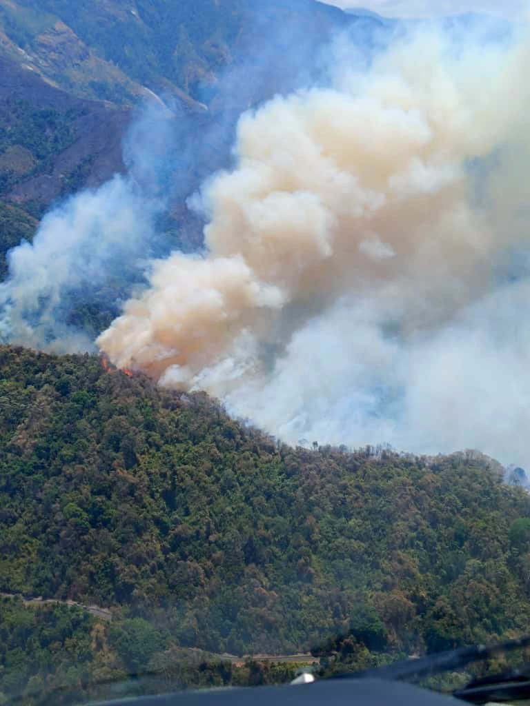SAAGBA1's tweet photo. El helicóptero #h125 PA001, durante la operación llovizna para el combate aéreo de incendios forestales en el Parque Henri Pittier desde el #20mar al #28mar, ha realizado  110 descargas aéreas, con un total de 86.000 litros de agua. 
@Soykarinacarpio 
@Airbus @AirbusHeli @SAFRAN https://t.co/j88buBG5sr