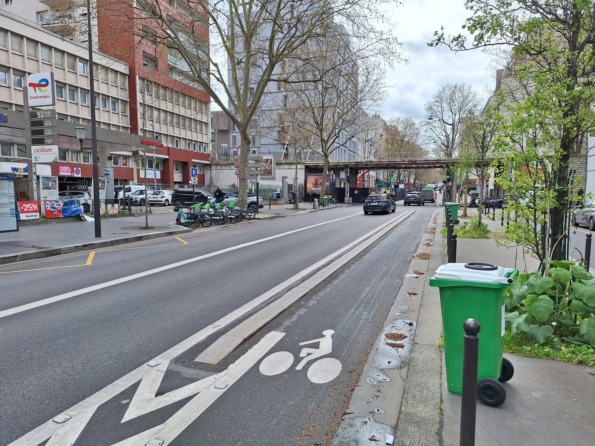 t0mkl's tweet photo. Paris, a cycling city in the making, but still a bit sketchy to ride apart from Rue de Rivoli. https://t.co/88IualqQhG