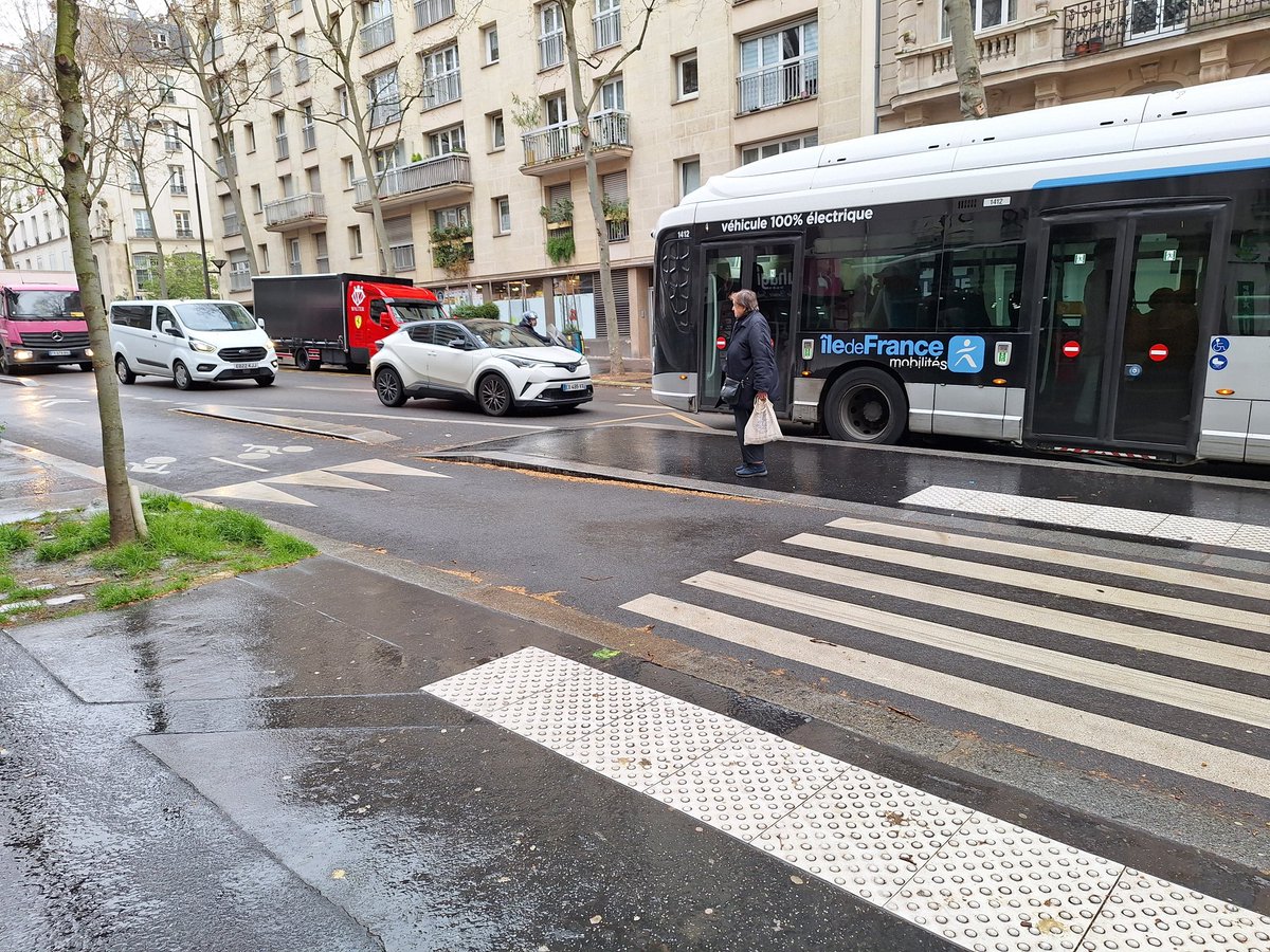t0mkl's tweet photo. Paris, a cycling city in the making, but still a bit sketchy to ride apart from Rue de Rivoli. https://t.co/88IualqQhG