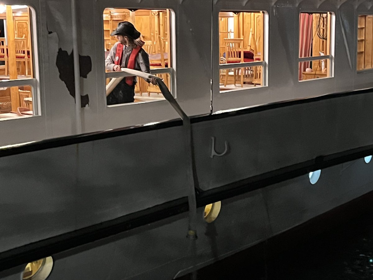 YoanRithner's tweet image. La coque est sérieusement endommagée, des opérations de pompage sont en cours, arrivée d’une dizaine de sapeurs pompiers en renfort. #CGN #simplon #cully #tempete @RTSinfo