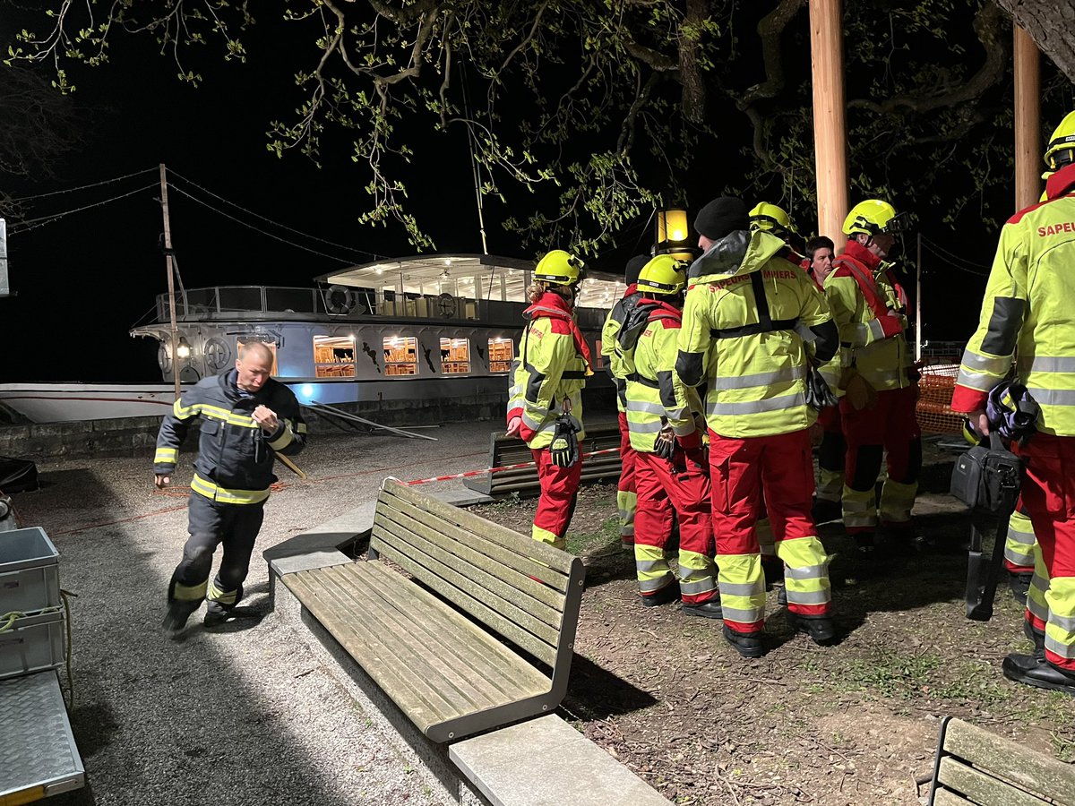 YoanRithner's tweet image. La coque est sérieusement endommagée, des opérations de pompage sont en cours, arrivée d’une dizaine de sapeurs pompiers en renfort. #CGN #simplon #cully #tempete @RTSinfo