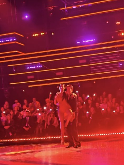 JMGenereux's tweet image. Dans la chaleur des flammes, 
James Denton, tel un gentleman, et @CandicePascal_ (avec son cousin, le danseur mystère 🤪) revisitent le #tango 💃 sur un air de #JohnnyHallyday 

C’était chaud patate 🔥🥔 
Et vous, vous avez chaud ?
#DALS