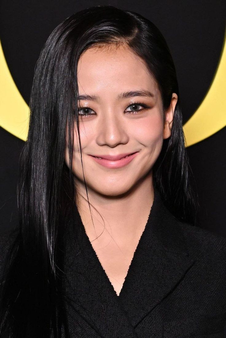 lidd1992's tweet photo. whoever makeup Jisoo deserves hell https://t.co/D9GKWfmwID
