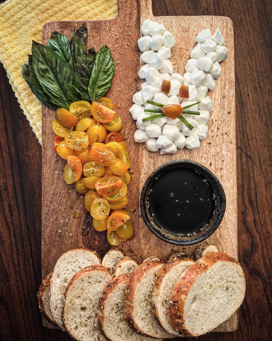 Make a nice Easter caprese for all to enjoy! Have a Happy Easter weekend everyone! 🐰🥕💐 #caprese #eastertheme #tomatoes #mozzarella #italianbread #snacking #becreative #foodstagram #foodart #funwithfood #happyeaster