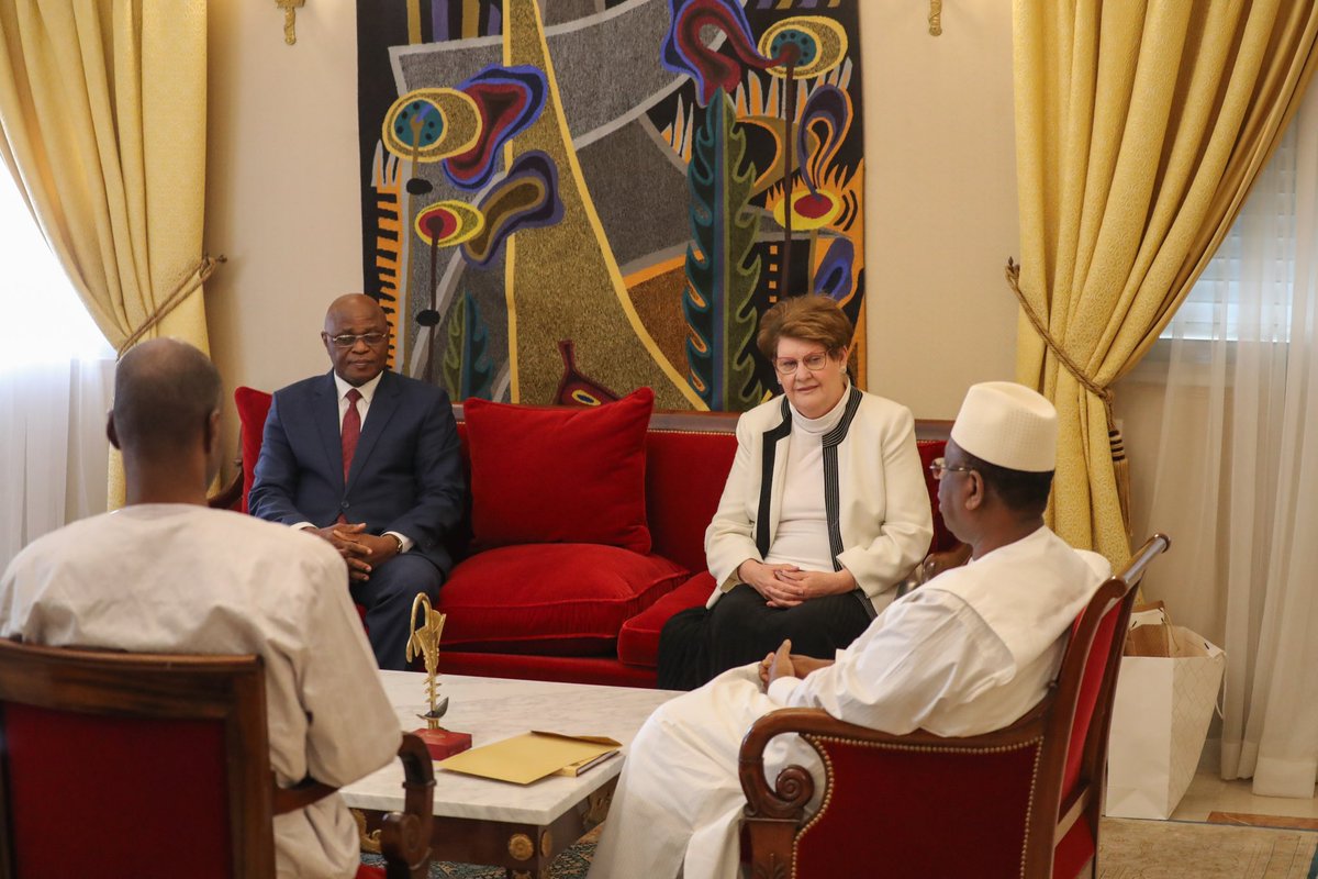 L'UEMOA félicite le Sénégal pour ses progrès remarquables sous la direction du Président @Macky_Sall, soulignant les avancées dans le domaine de la paix. Le Gouverneur de la BCEAO et la Présidente de la Fédération pour la Paix Universelle ont également été reçus ce vendredi.