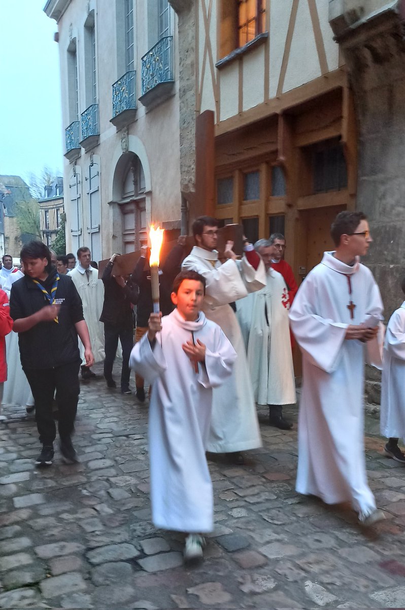 C_Pantalon's tweet image. Après la procession et l&apos;adoration de la croix, le grand silence du Samedi saint #TriduumPascal