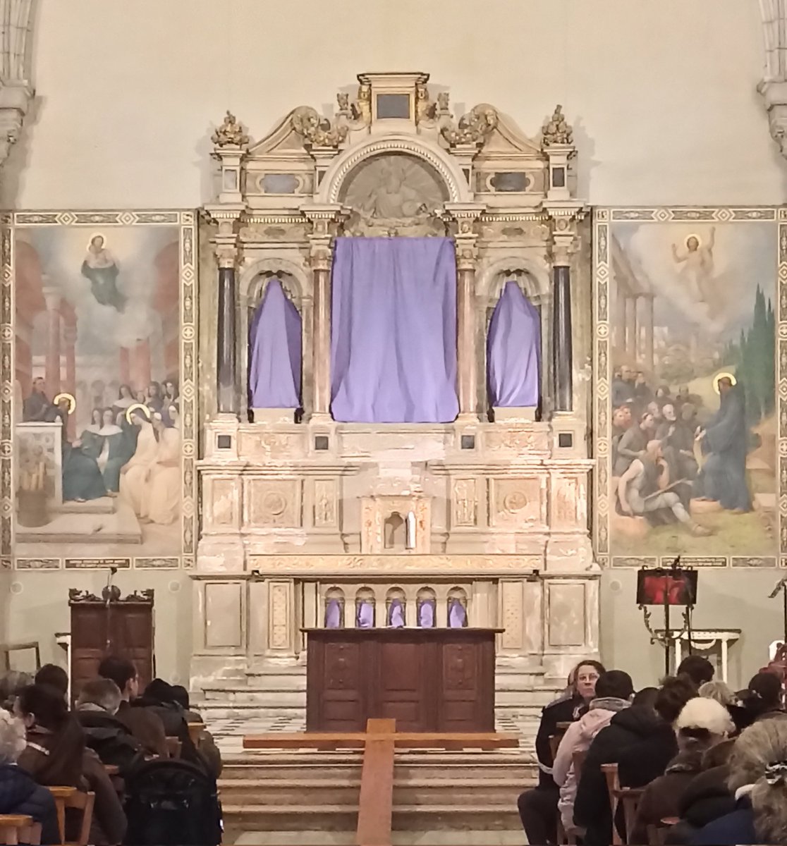 C_Pantalon's tweet image. Après la procession et l&apos;adoration de la croix, le grand silence du Samedi saint #TriduumPascal
