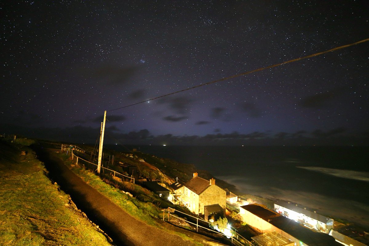 Another sparkling night in far west Cornwall: the view from the cottage of #zodiacallight and a hint of #purplelight over the Atlantic ✨️ #easterholidays #loveukweather
