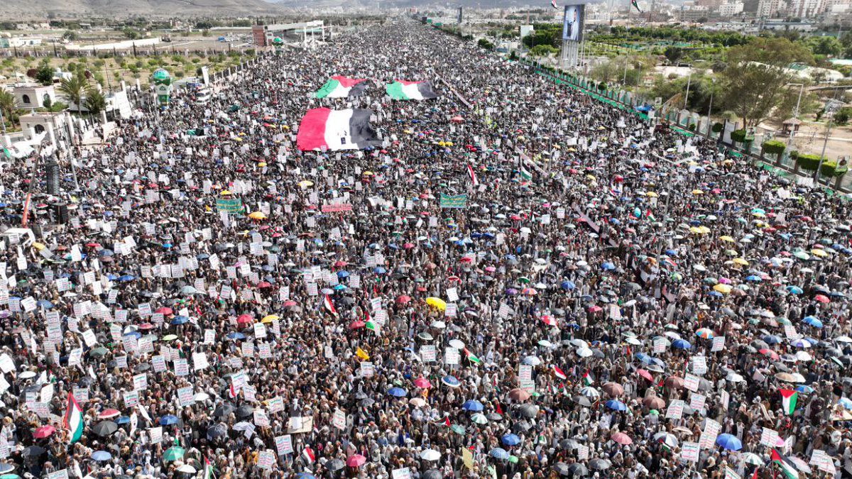 sahouraxo's tweet photo. Absolutely gigantic pro-Palestine protest in Yemen today with millions hitting the streets of Sanaa to express their unwavering support for Gaza.

🇵🇸🇾🇪🇵🇸🇾🇪🇵🇸🇾🇪🇵🇸🇾🇪🇵🇸🇾🇪🇵🇸🇾🇪 https://t.co/gYHmEIAekv