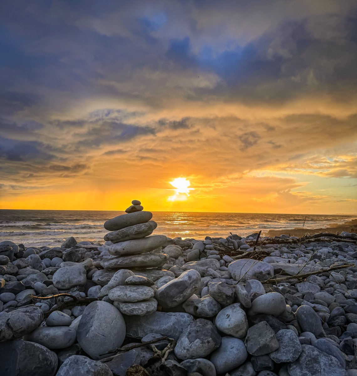 Sunset hour at #southerndownbeach 🌅 @ThePhotoHour @_visitbridgend @WalesOnline @S4Ctywydd @DerekTheWeather