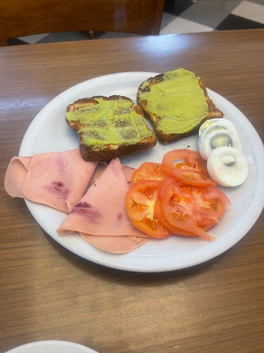wattersanyi's tweet photo. estoy estallada una amiga pidió un avocado toast y le trajeron esto https://t.co/NgE9yDyI0d