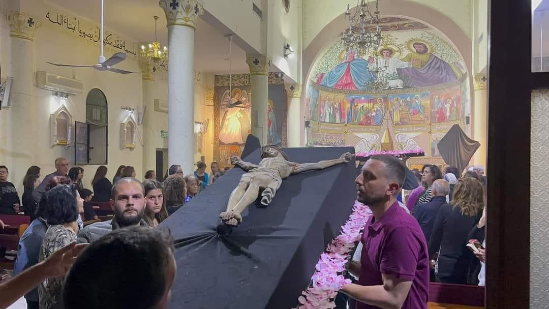 Célébration du vendredi Saint dans la communauté chrétienne de Gaza. Malgré les bombes et les morts, les chrétiens continuent de vivre dans l'espérance de la résurrection.
