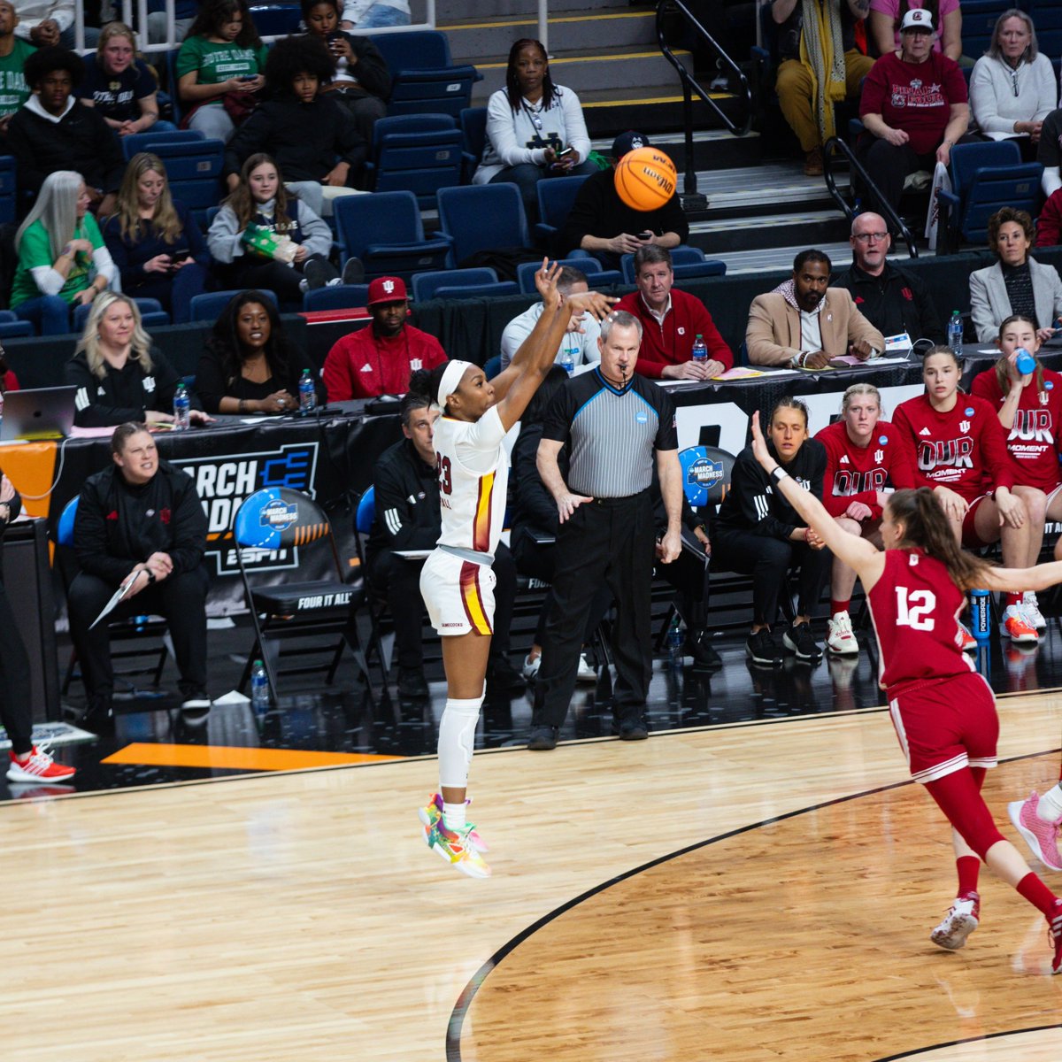 GamecockWBB's tweet photo. END 1Q | USC 26, IU 15

The Gamecocks sink in 🖐️ threes in the opening period

@breezyhalll leads us with 6 pts!! https://t.co/3yYLNqMwog