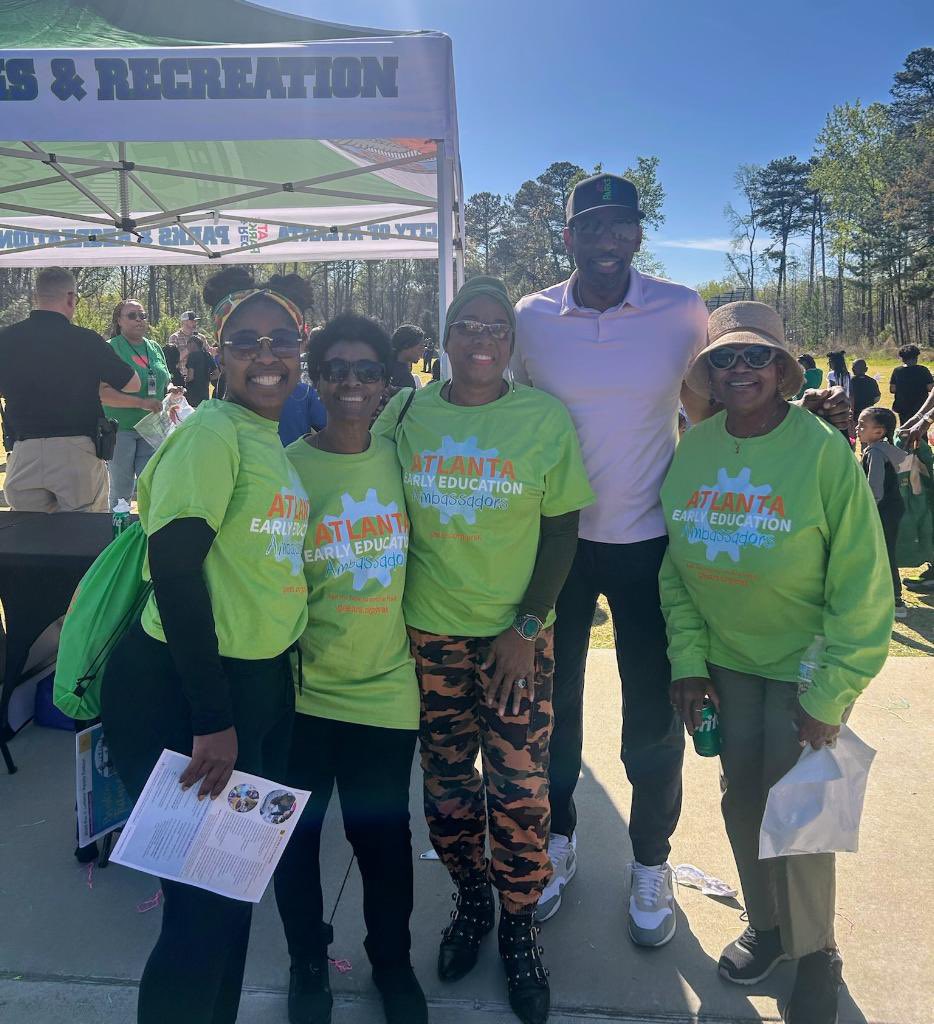 The ATL Early Education Ambassadors are in the community spreading the word about the importance of high-quality early learning & connecting families to resources they need to thrive. Here’s a snapshot of them with Mayor @andreforatlanta, a true champion for early ed in our city!