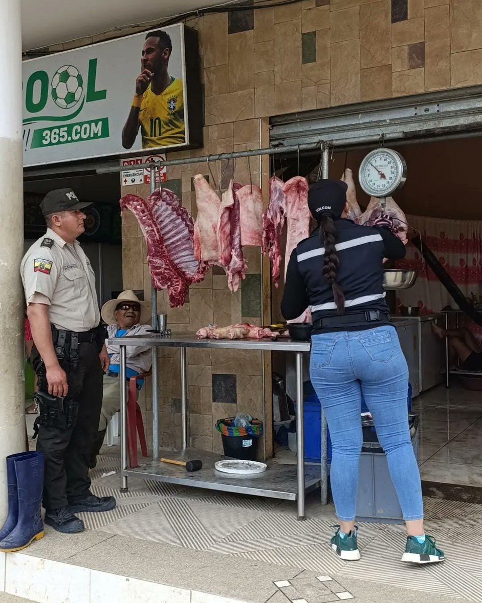 GoberManabi's tweet photo. En el cantón #Paján, bajo la gestión de Gobernador de Manabí y delegación de Intendente de Policía, la Comisaría Nacional de Policía, en recorrido por algunas parroquias, interviene en tiendas, frigoríficos y puestos de mariscos verificando que no exista especulación de precios. https://t.co/IwqGecUYo6