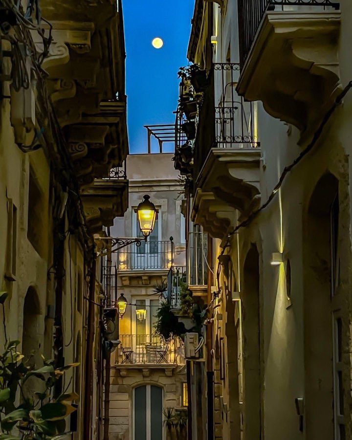 Blue Moon…
#moon #goodnight #streetphotography 
@Manuvi_