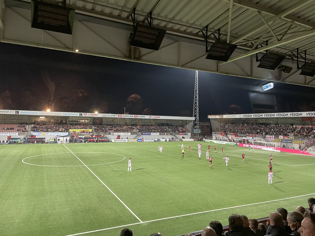 Vanavond met <a href="/volgmartijn/">Martijn van Gruijthuijsen</a> &amp; <a href="/MarcOudenhoven/">Marc Oudenhoven</a> bij de Brabantse derby Helmond Sport - Willem II. Fijn bijgepraat met Helmondse collega’s <a href="/Harrievandijk06/">Harrie van Dijk</a> &amp; <a href="/MartijnVdeK/">Martijn de Kort</a> Terechte overwinning voor de Tricolores uit Tilburg #weljammervoorhelmond