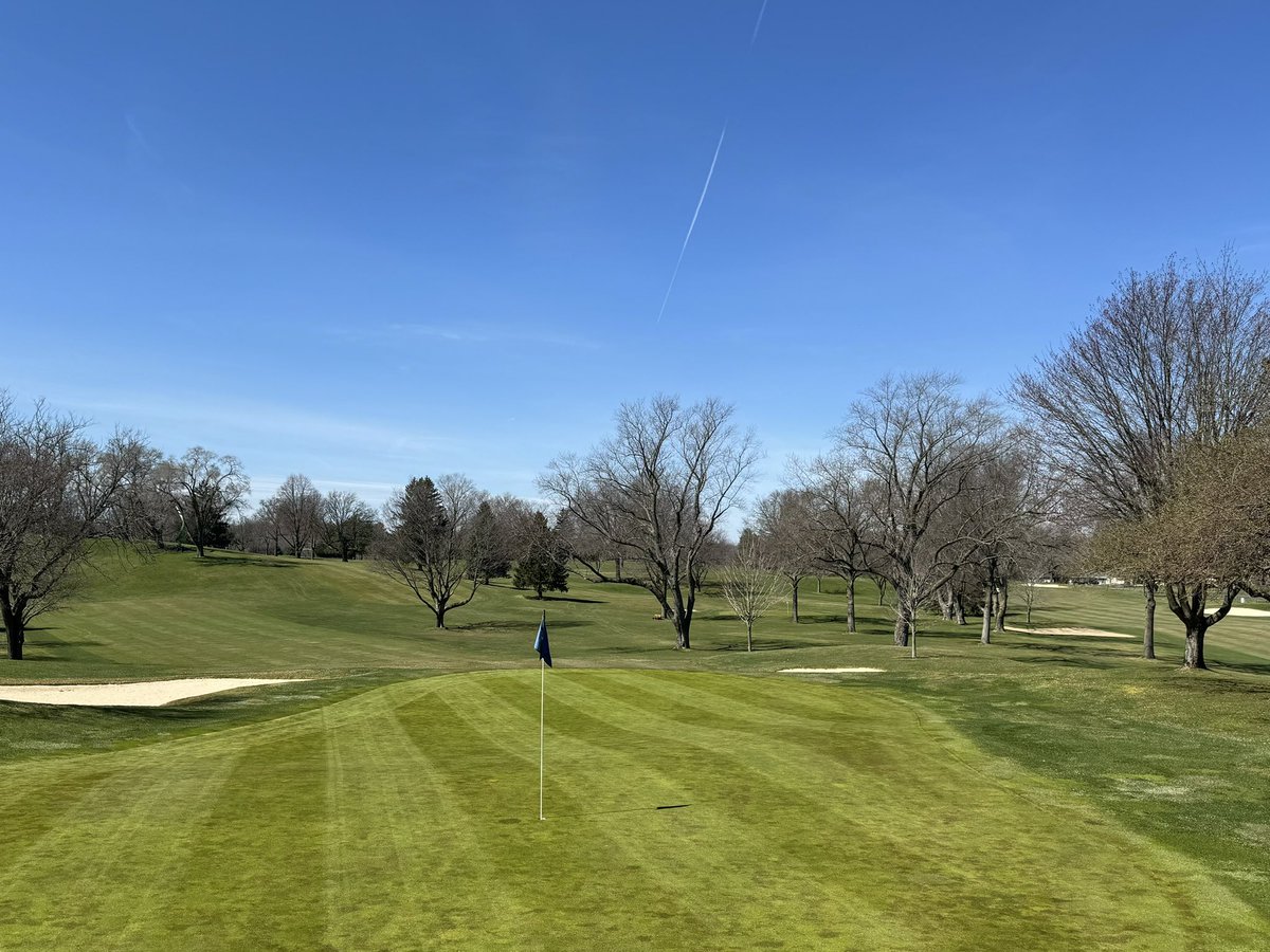 Second cut of the 2024 season on greens this afternoon after things thawed out. The most recent colder weather and low nighttime temperatures have slowed the wake-up process, but warmer weather is in sight! Enjoy your Easter weekend🐰⛳️☀️ #GLCC #GullLakeCC #EasterWeekend