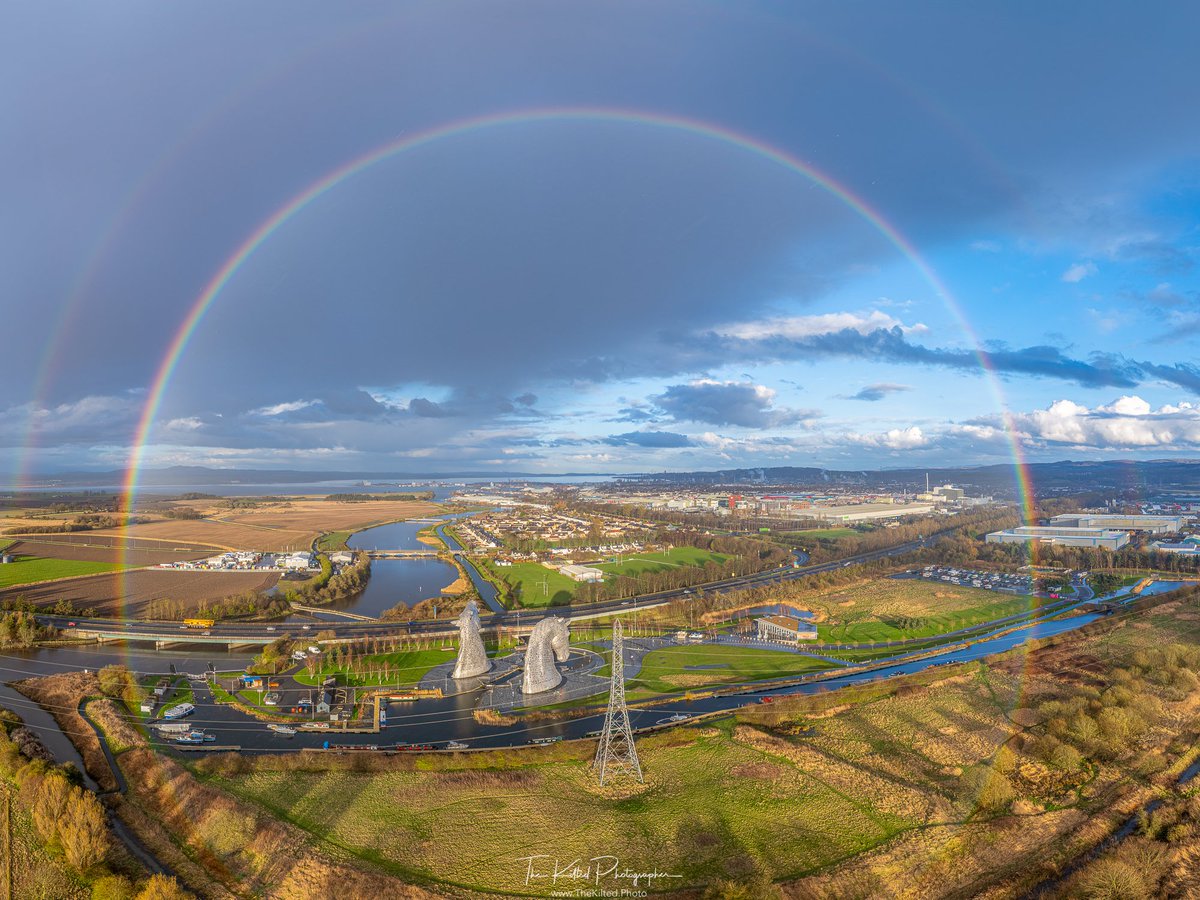 A double rainbow over The Kelpies at the Helix Park in Falkirk this evening 😍

#Falkirk #TheKelpies #Kelpies #Scotland #VisitScotland #TheKiltedPhoto #andyscottsculptures