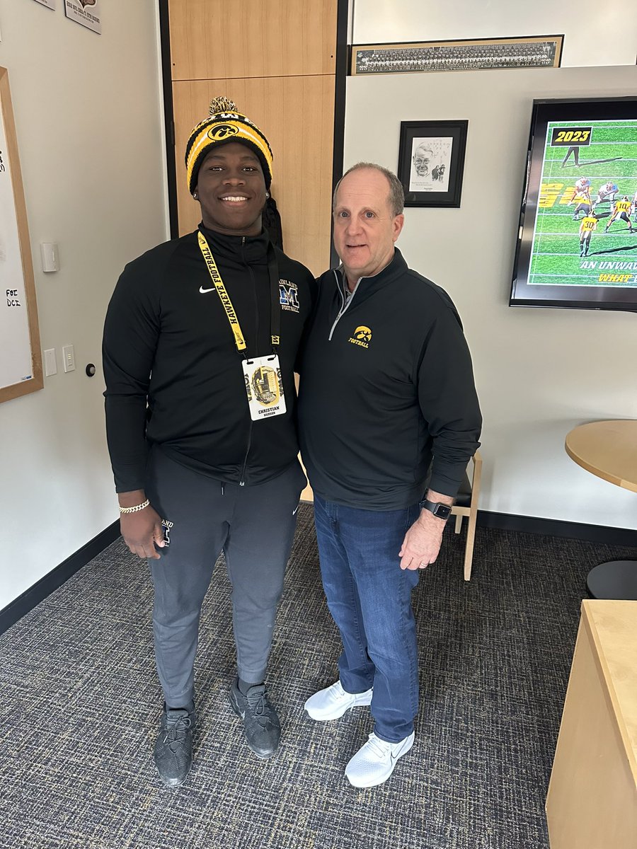 ChrisDaGoat07's tweet photo. I had a Great Time at The University of Iowa Today Thank you to all who helped make this a Great Visit I can’t wait to be back🐤🟡⚫️ #GoHawks #Iowa #Hawkeyes #GoHawkeyes @LadellBetts46 @CoachK_Bell @Coach_Niemann @CoachParkerIowa @TylerBarnesIOWA @TheIowaHawkeyes https://t.co/z0c2wvxZrK