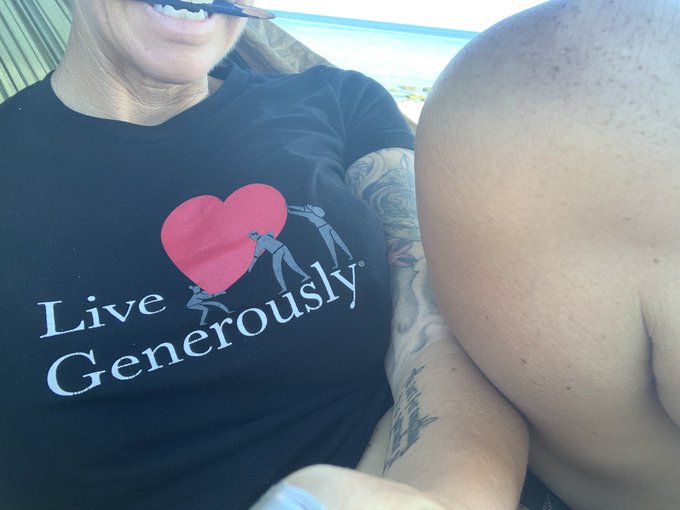 &ldquo;Live Generously&rdquo; yesssssssss&hellip; but do it with your tits out. #Keys #hammocklife #flashing https://t.<a href="/tag/hammocklife"class="tags"><span>#hammocklife</span></a><a href="/tag/keys"class="tags"><span>#keys</span></a><a href="/tag/flashing"class="tags"><span>#flashing</span></a>