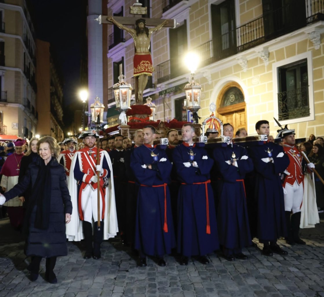 La presencia de la Reina Sofía con La Legión, acompañando al Cristo de Mena y hoy en la calle en procesión con Los Alabarderos, es signo de que alguien en la Familia Real se preocupa por mantener las tradiciones católicas de la Semana Santa. Dios Guarde a la Reina! 🇪🇸