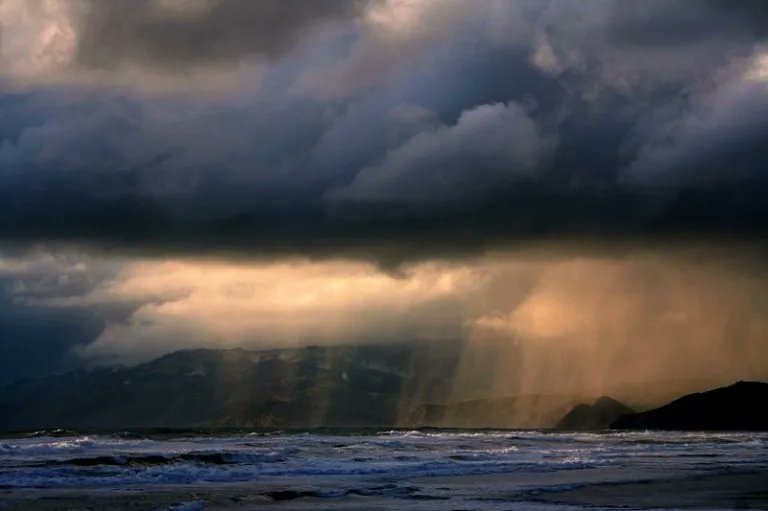 Sempre ti attendo. È tetra la notte per chi è solo. Se tu venissi, sulle nostre labbra canterebbero i cuori e lentamente ci fonderemmo, offerti al rosso ardore d’un profumato altare, nell’infinito A. József