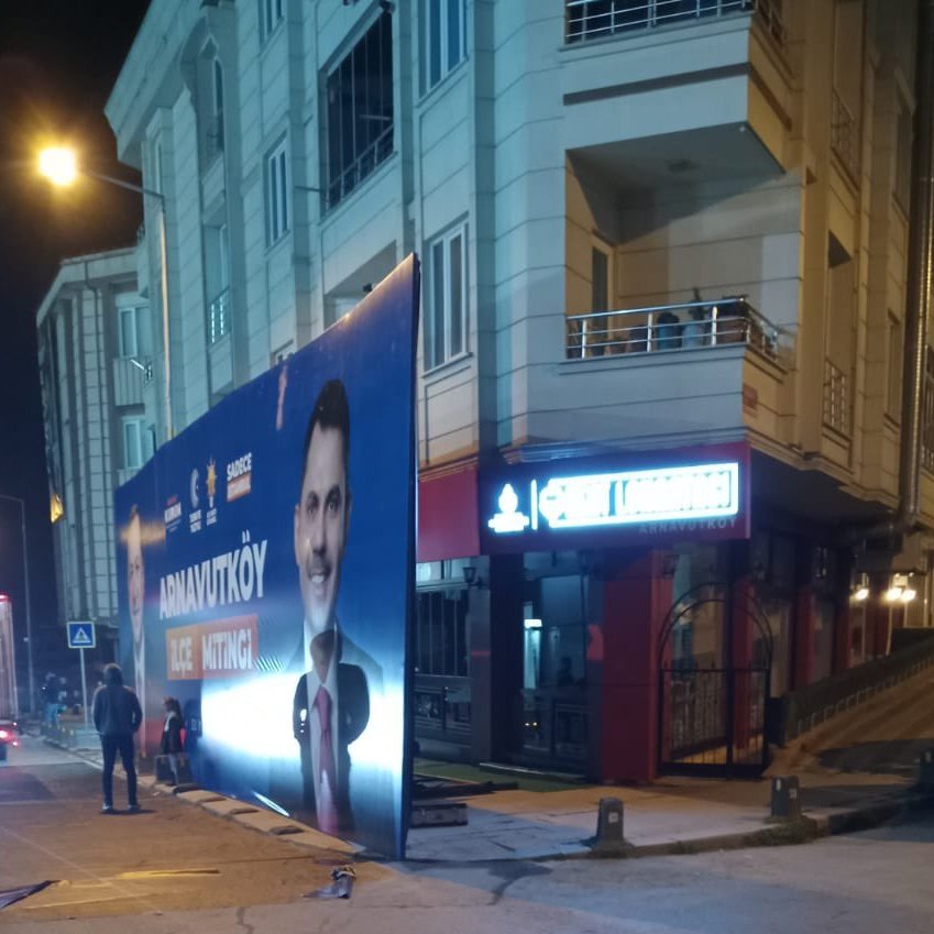 Arnavutköy'deki İBB Kent Lokantası'nın önü Murat Kurum panosuyla kapatıldı.