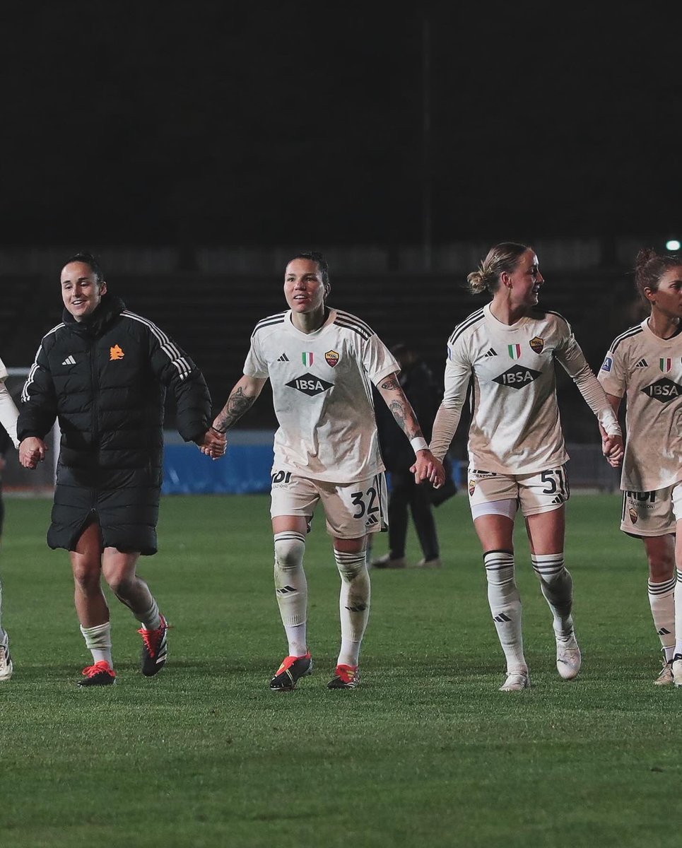 3 punti d’oro, su un campo molto difficile. Abbiamo saputo soffrire e nonostante le difficoltà, non ci siamo mai disunite. Vittoria davvero fondamentale!! #forzaroma #InterRoma 1-2 @ASRomaWomen