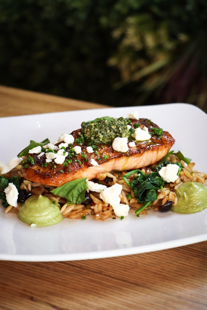 Start your weekend with our 3-6pm Happy Hour and stay for dinner! 🍸 🍽️ We've got a super tasty Zen Poke Bowl that's so light and refreshing 🍲, and our Salmon Superfood is chock full of deliciousness that's actually good for you! 😋