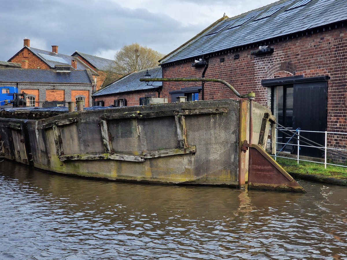 Spotted this today @NWMuseum it appears to be a concrete boat. Let me know your views, and I will post the answer once I find out myself! @studioantiques what the heck? @CanalRiverTrust #heritage