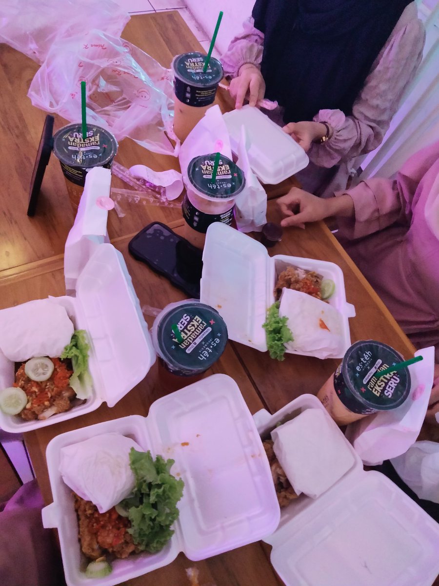 ⋆:⋆ִֶָ 𓆩[29/03/24]𓆪 ⋆:⋆ִֶָ
HAIII #moots long time no see👀 how are you? aku jarang upload soalnya di keroyok hapalan juz 30 heheh kemarin aku belajar tipis tipis dan bukber bareng temen temen🙆🏻‍♀️✨