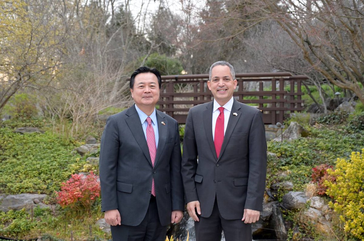 Amb. Cho and Dep. Sec. of DOC Graves enjoyed a delightful dinner together at the Ambassador’s Residence, and enjoyed a fruitful discussion about how to further enhance bilateral economic cooperation. They committed to strengthening the economic ties between our two countries.