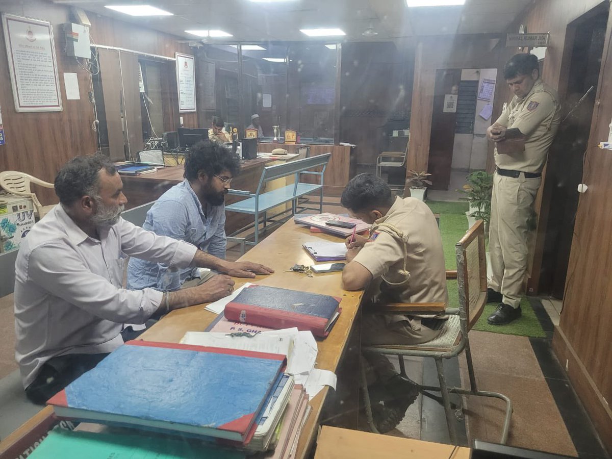 abhijatav07's tweet image. मेरे साथ दिनांक 29/03/2024 को दो घटना क्रम हुए जिसमें पहला घटनाक्रम शाम लगभग 5 बजे जो जान से मारने की धमकी भरा एक फ़ोन कॉल जो इस 9585218062 नम्बर से गोरखपुर से आया जिसमें मेरे साथ-साथ पुलिस को भी गंदी-गंदी गालियाँ दी हुई हैं, नीचे पूरी कॉल रिकॉर्डिंग है, और दूसरा रात क़रीब 11:30…