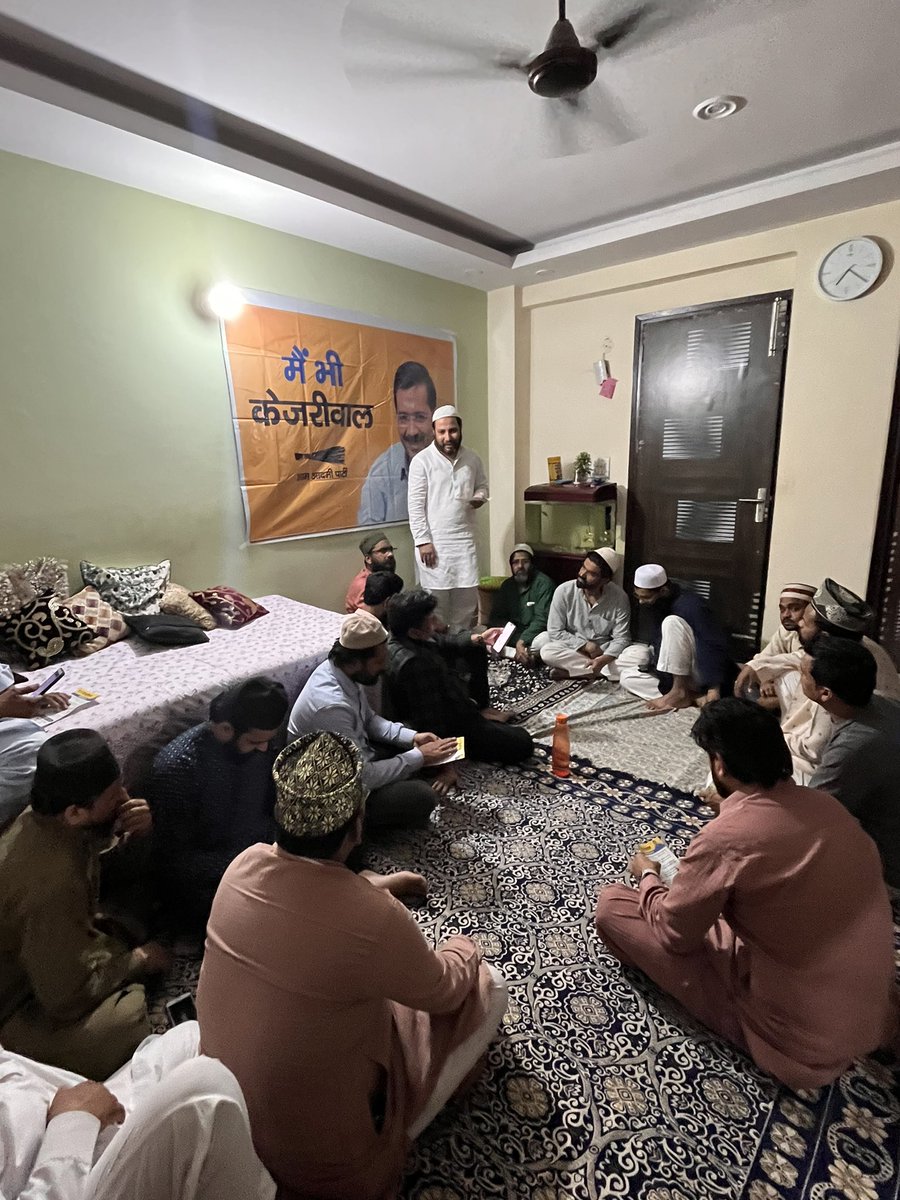 ArizKhanAAP's tweet photo. वार्ड 189 ज़ाकिर नगर मंडल स्तर पर *में भी केजरीवाल*मिटिंग हुई जिसमे वॉर्ड के अध्यक्ष और मंडल के पदाधिकारी और मंडल के कार्यकर्ता सम्मिलित रहे और मीटिंग को सफल बनाया l

वार्ड : *189 ज़ाकिर नगर
वार्ड अध्यक्ष : *आरिज़ ख़ान*
#Arvind_Kejriwal @ArvindKejriwal https://t.co/nCUmHmYTos