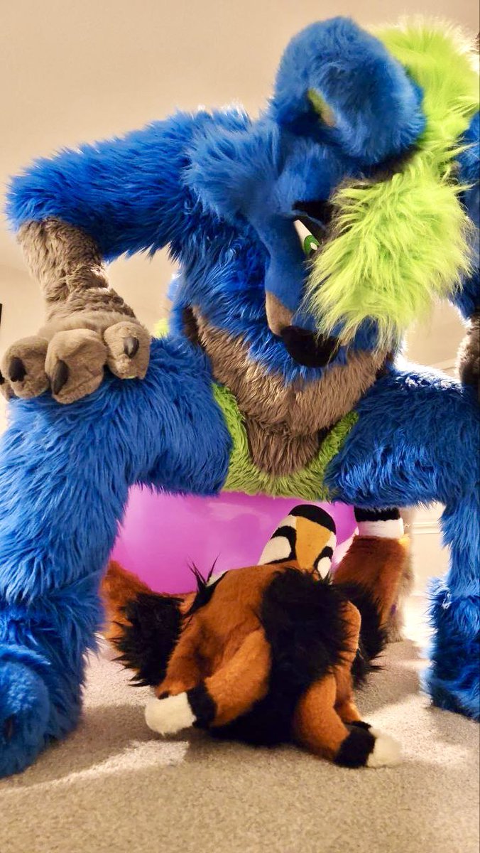 Yeah, you’re not getting up until I allow you to~ Better get comfy down there, @LeggiBoi. 🥵💙 #FursuitFriday 📸: @mrj0nny5