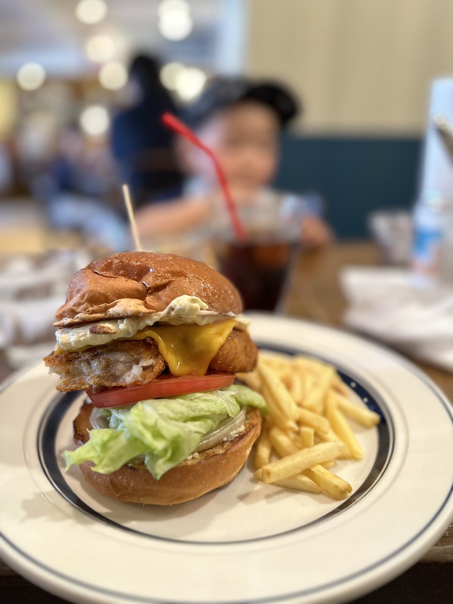 Afewgoodmen777's tweet photo. 公園はしごのついでに、お気に入りの店でチートday…🙄 #FUNGO  #fishburger https://t.co/EL3oPFA6Dv