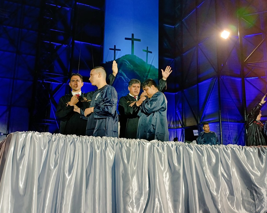 AdventistasAPCE's tweet photo. 🔰Culminamos el 6️⃣to día de la Caravana de Esperanza #LaÚltimaVictoria, con el bautismo de muchas personas que nacen hoy como discípulos para Dios. 🤗🙏🏻
 #SemanaSanta #APCE https://t.co/wrmB5aIu6q