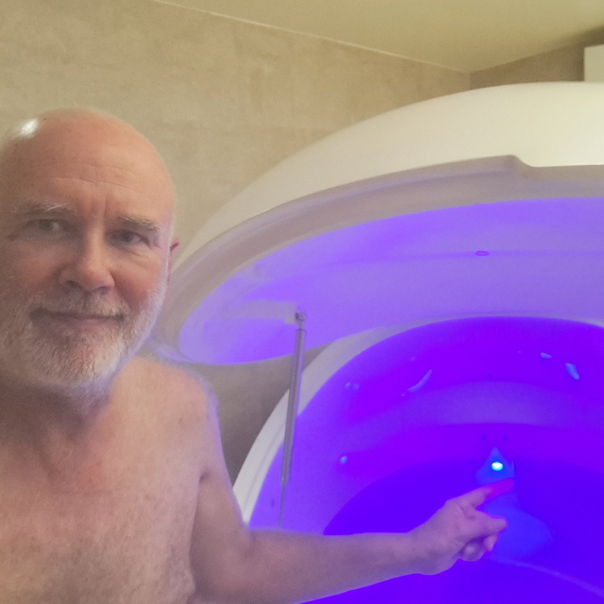tallandtrue's tweet photo. Couldn't decide which was my favourite colour in the float tank! π€ #birthday #floattank #relaxation https://t.co/rIhG3i7dWe