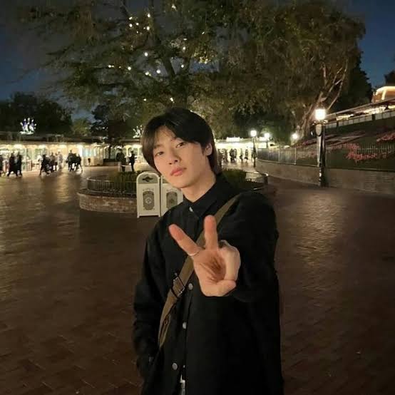 lostbeomjun's tweet image. 🍀 Seungin au • lucky

Seungmin esbarra em uma velha chata no metrô que o joga praga, dizendo que sua sorte seria roubada pelo primeiro em que esbarrasse

No dia seguinte ele acorda azarado e desesperado para encontrar o garoto bonito do ônibus q caiu nele e saiu correndo