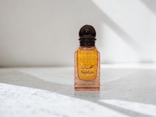 عطر سمحان 
مستوحى من حي سمحان التاريخي في قلب الدرعية
عطر شرقي خشبي دافئ للرجال والنساء يتسم بنفحات جذابة ومنعشة. يأتي العطر بعبير غير مسبوق من العود الطبيعي القديم ، ممزوج بالورد والزعفران على قاعدة فاخر من البخور وخشب الصندل ومسك الغزال .

#الثراء_العطري.