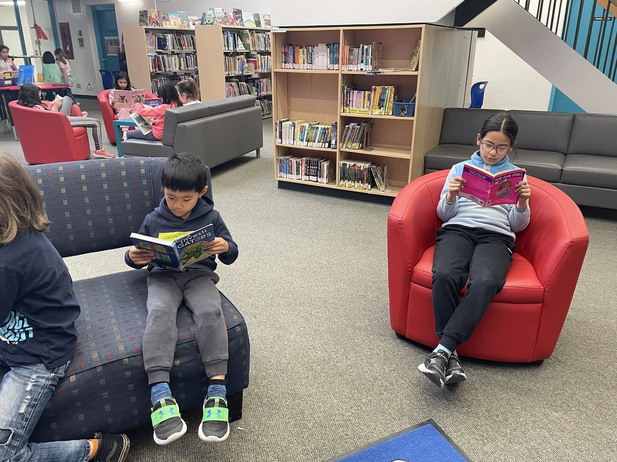 MarkMcEnery's tweet photo. My students really enjoy their library time each week. It is great to see them so happy and engaged with their reading. @JohnApostleOCSB https://t.co/r9b3vL4StH