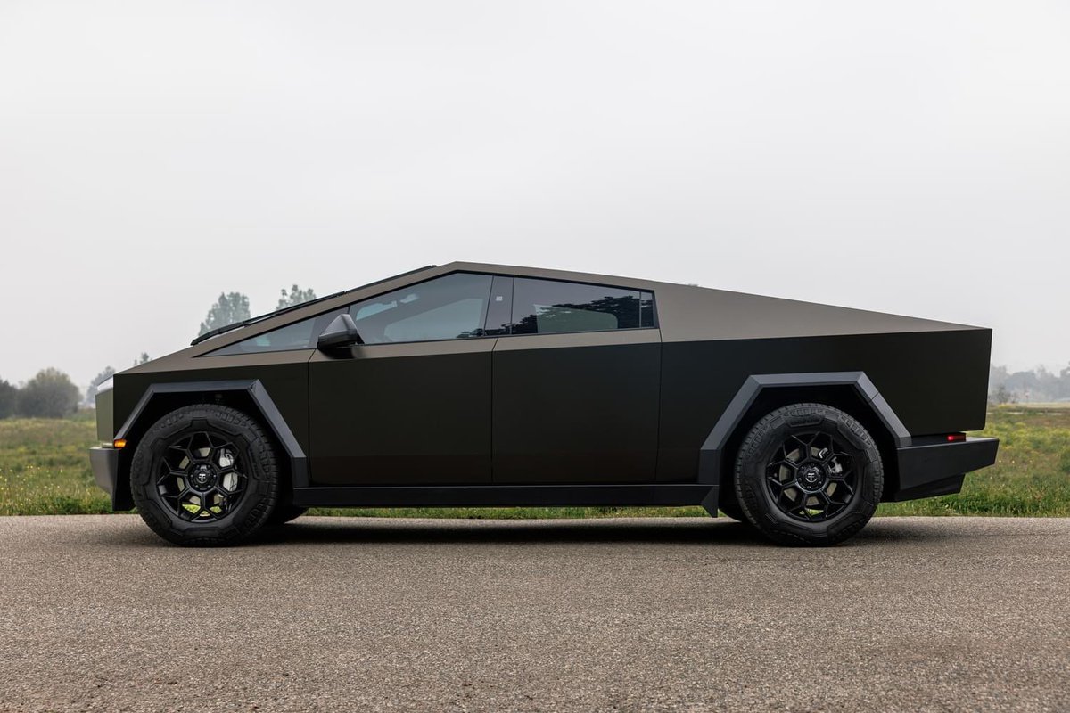 positivecarry88's tweet image. 3M Satin Gold Dust Black with our 20" CT7 wheels 🌟

#3M #3mwraps #cybertruck #tesla #teslacybertruck #cyberbeast #teslamotors #teslamotorsclub #teslaowners