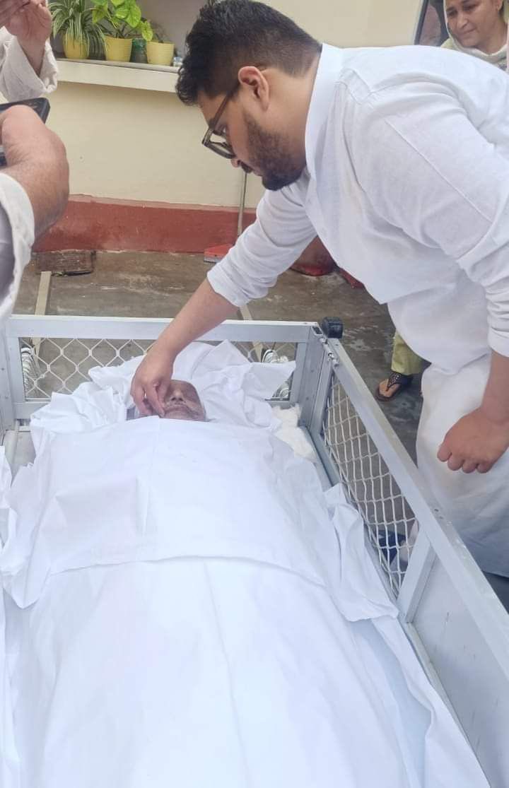 anchorpooja's tweet image. मुख़्तार की मूछों को ताव देता बेटा उमर अंसारी.

#MukhtarAnsariDead  #mukhtar_ansari  #MukhtarAnsariDeath