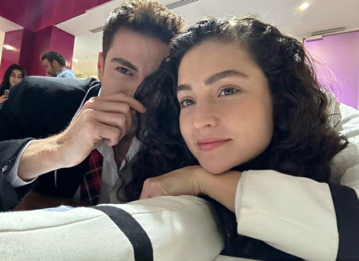 ⚠️ Mentler bırakıldı şimdi RT zamanı. Bugün bölüm günü RT sayılarımız yüksek olmalı fandom !!!

#AyBer AyBer 
#MelisMinkari MelisMinkari 
#RecepUsta RecepUsta
AybikeEren BerkÖzkaya
#HundredTimeLoveAyBer