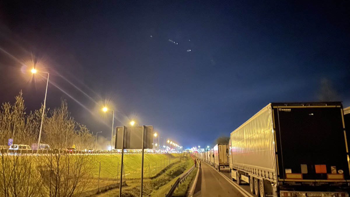 Het is even voor middernacht. We komen aan bij de Pools-Oekrainse grens. Het blijft een merkwaardig gevoel; een paar honderd meter verderop vecht een land  voor z'n bestaan. Aan deze kant is alles rustig. De grens tussen EU en niet EU, tussen NAVO en geen NAVO.